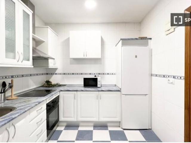Se alquila habitación en piso compartido de 9 habitaciones en Universidad, todos los gastos incluido