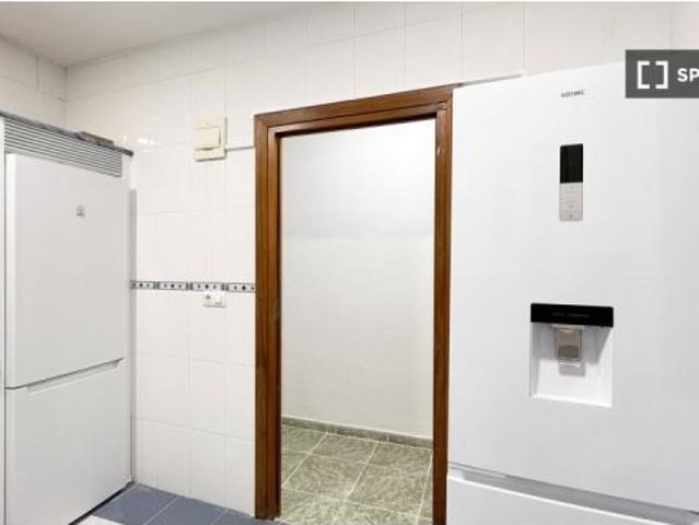 Se alquila habitación en piso compartido de 9 habitaciones en Universidad, todos los gastos incluido