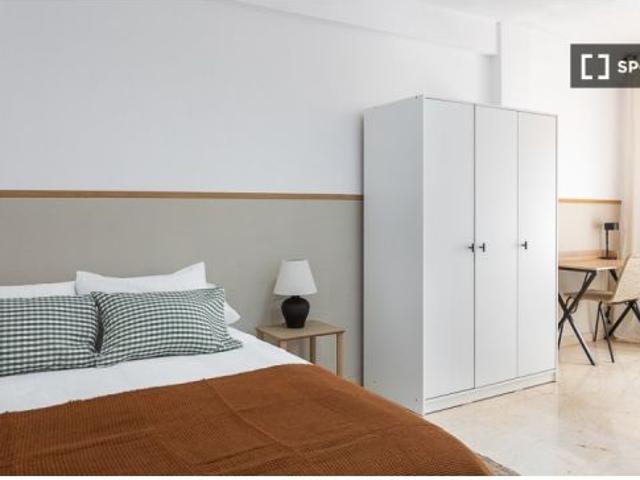 Se alquila habitación en piso compartido en Alicante