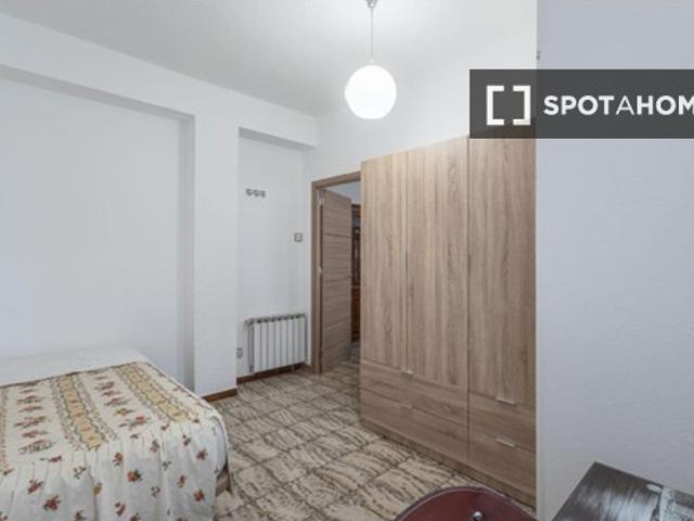 Se alquila habitación en piso compartido en Camino de Ronda