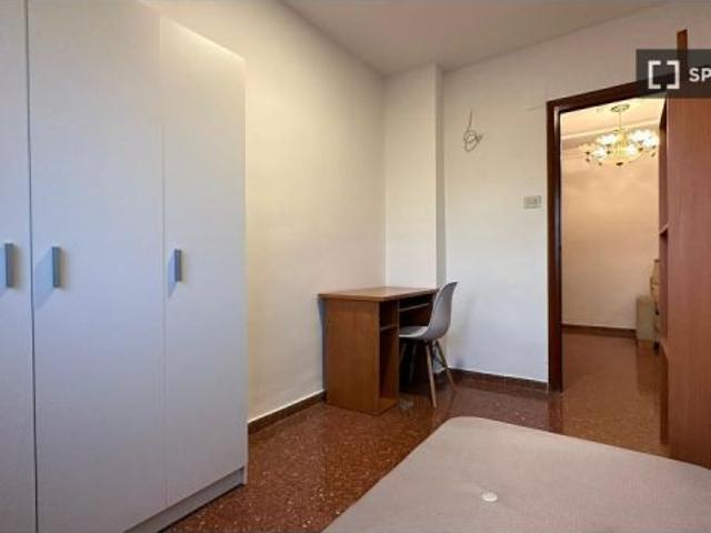 Se alquila habitación en piso compartido en Granada