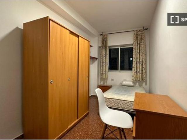 Se alquila habitación en piso compartido en Granada