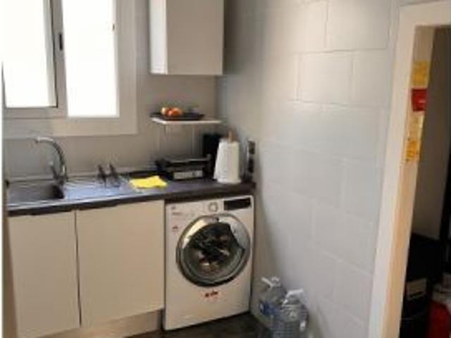 Se alquila habitación en piso compartido en la Nova Esquerra de l' Eixample