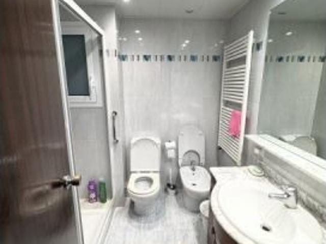 Se alquila habitación en piso compartido en la Nova Esquerra de l' Eixample
