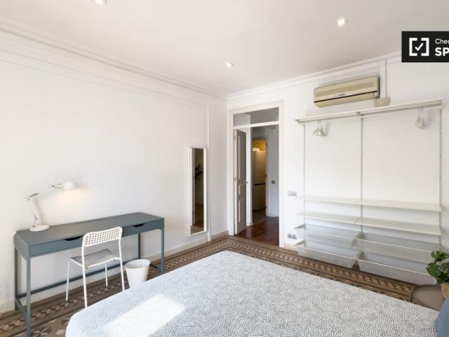 Se alquila habitación en piso compartido en La Dreta de l'Eixample