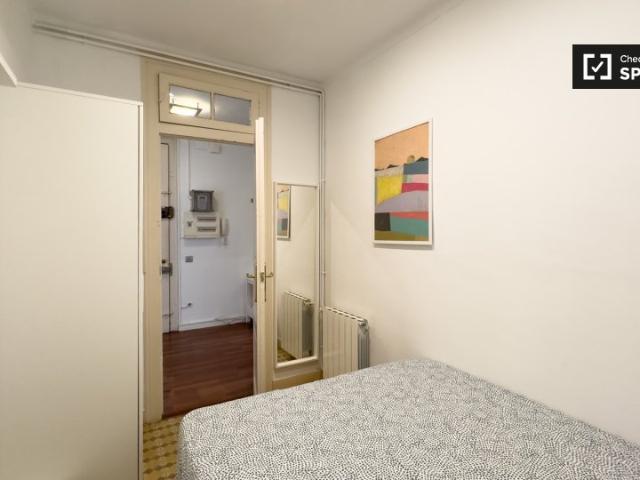 Se alquila habitación en piso compartido en La Dreta de l'Eixample