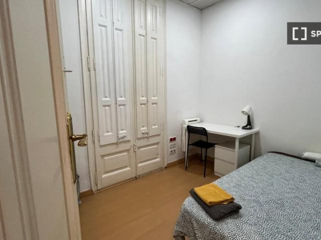Se alquila habitación en piso compartido en la Dreta de l'Eixample