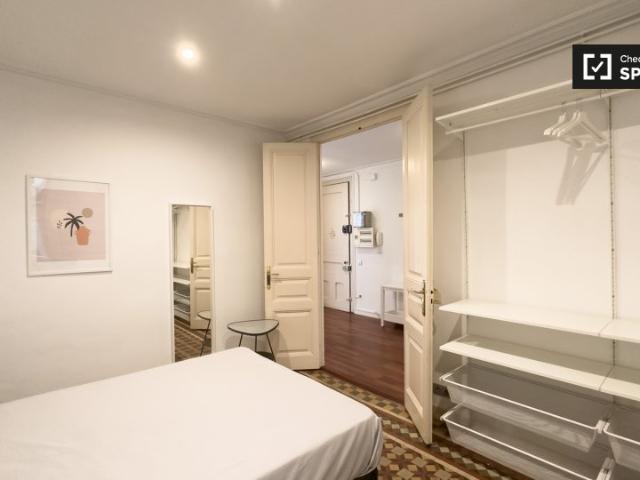 Se alquila habitación en piso compartido en La Dreta de l'Eixample