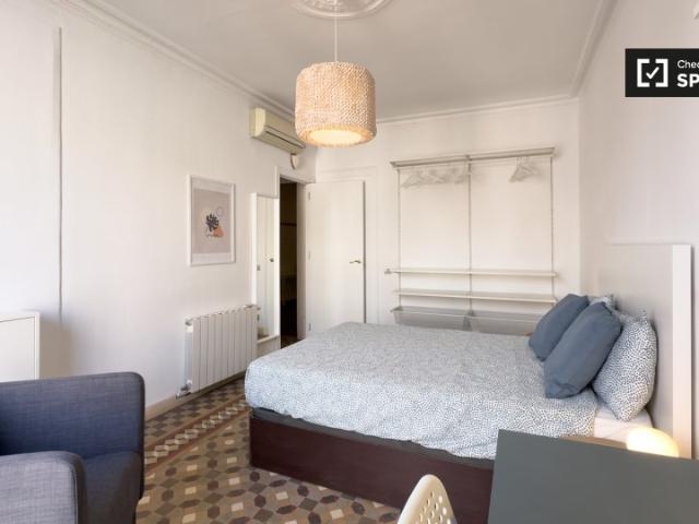 Se alquila habitación en piso compartido en La Dreta de l'Eixample