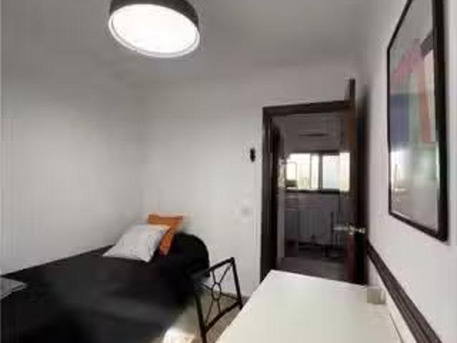 Se alquila habitación en piso compartido en La Trinidad Oeste.