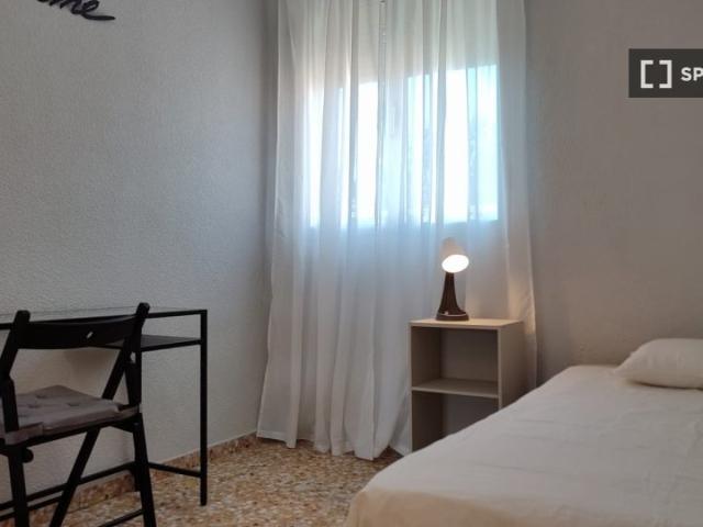 Se alquila habitación en piso compartido en Palomeras Bajas