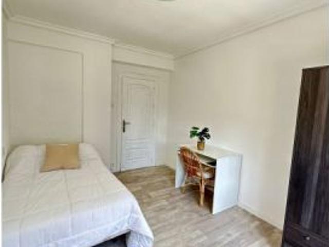 Se alquila habitación en piso compartido en Pamplona