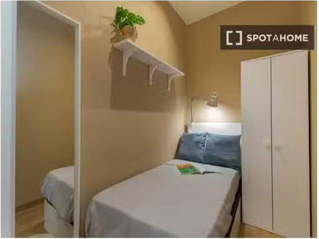 Se alquila habitación en piso compartido, la Dreta de l'Eixamp.