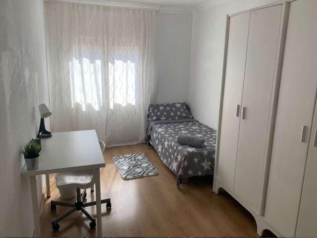 Se alquila habitación en piso compartido, Santa Eulália, Barcelona