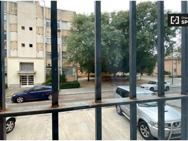 Se alquila habitación en piso de 4 dormitorios cerca de la playa en Algirós