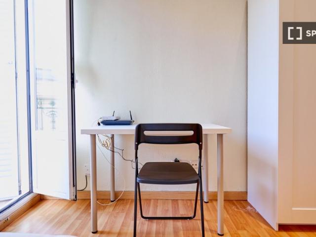 Se alquila habitación en piso de 4 dormitorios en Madrid