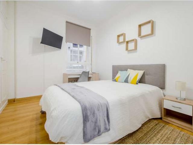 Se alquila habitación en piso de 4 dormitorios en Madrid