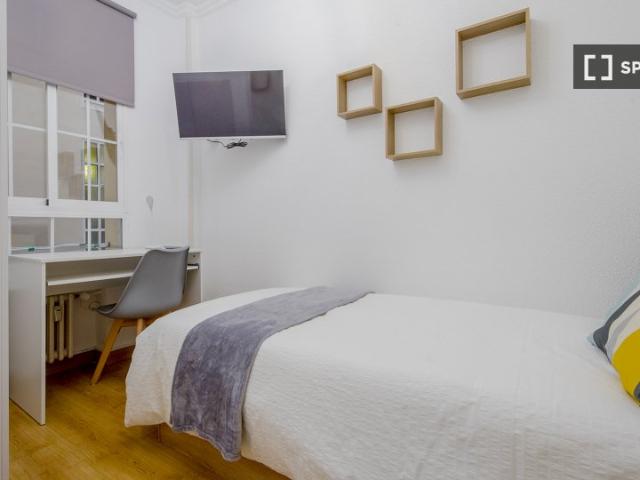 Se alquila habitación en piso de 4 dormitorios en Madrid