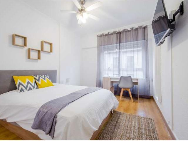 Se alquila habitación en piso de 4 dormitorios en Madrid