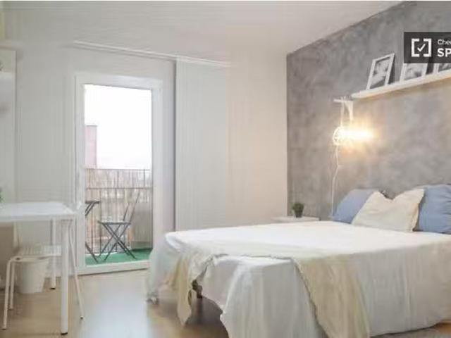 Se alquila habitación en piso de 4 dormitorios en Madrid