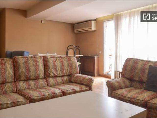 Se alquila habitación en piso de 4 dormitorios en Malasaña