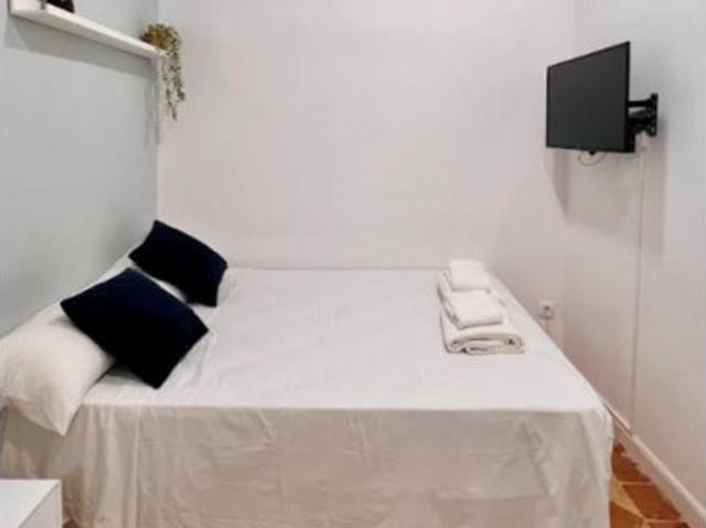 Se alquila habitación en piso de 4 dormitorios en Ópera, Madrid