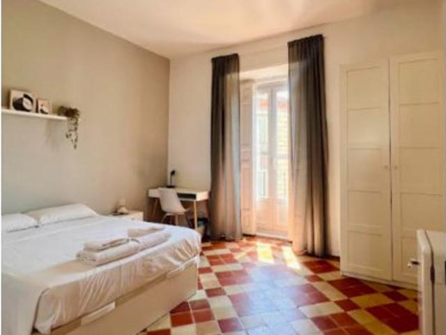 Se alquila habitación en piso de 4 dormitorios en Ópera, Madrid