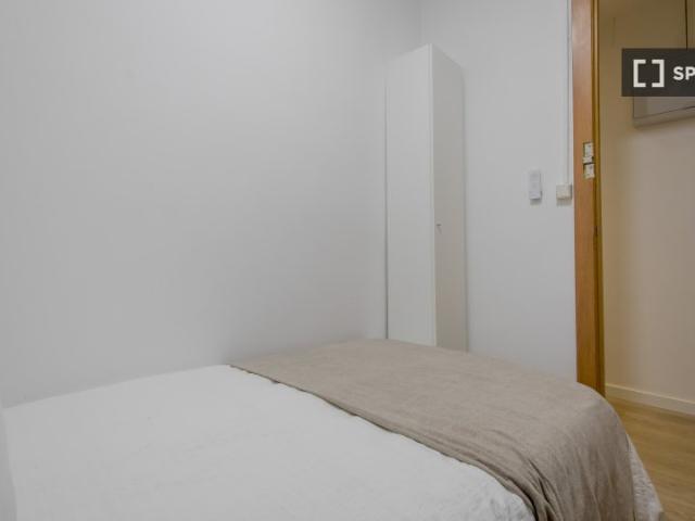 Se alquila habitación en piso de 4 dormitorios en Atocha, Madrid