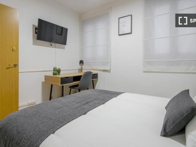 Se alquila habitación en piso de 4 dormitorios en Atocha, Madrid