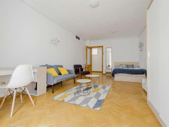 Se alquila habitación en piso de 4 dormitorios en Atocha, Madrid