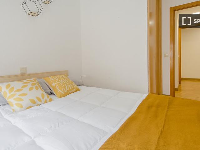 Se alquila habitación en piso de 4 dormitorios en Atocha, Madrid