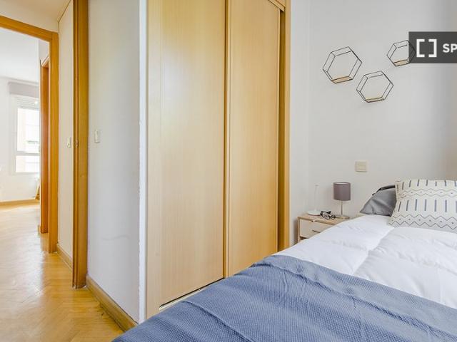 Se alquila habitación en piso de 4 dormitorios en Atocha, Madrid