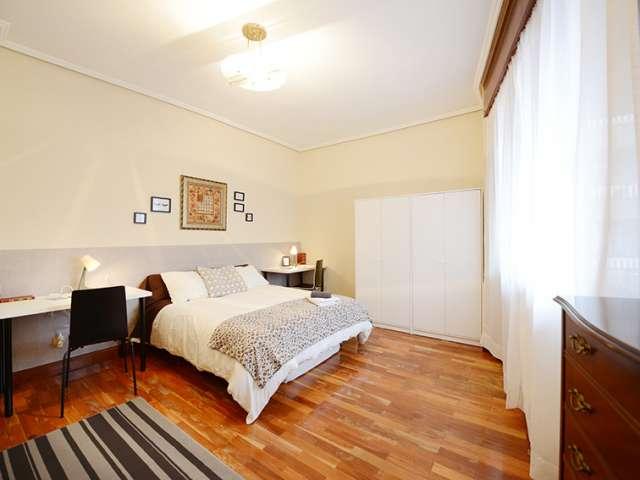 Se alquila habitación en piso de 4 dormitorios en Abando, Bilbao