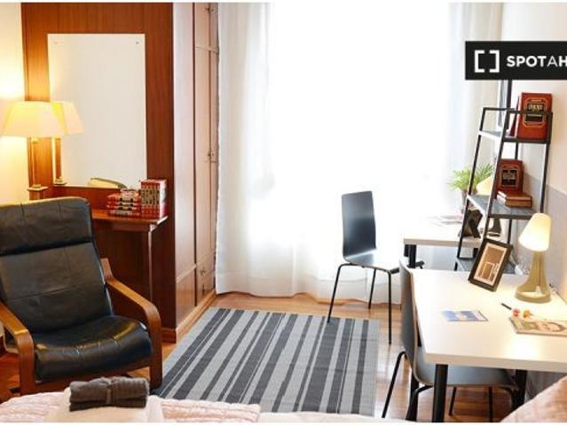Se alquila habitación en piso de 4 dormitorios en Abando, Bilbao