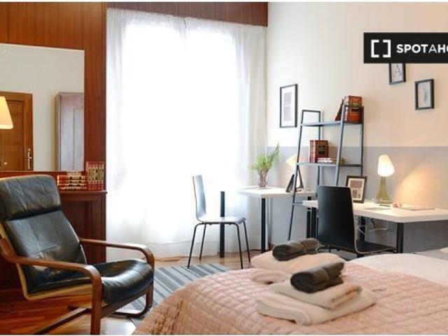 Se alquila habitación en piso de 4 dormitorios en Abando, Bilbao