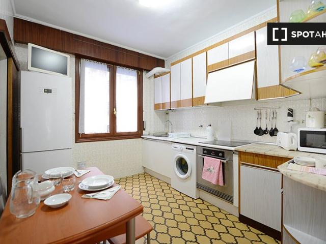 Se alquila habitación en piso de 4 dormitorios en Abando, Bilbao