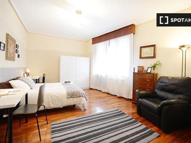 Se alquila habitación en piso de 4 dormitorios en Abando, Bilbao