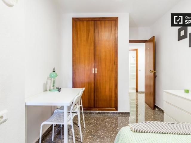 Se alquila habitación en piso de 4 dormitorios en Algirós, Valencia