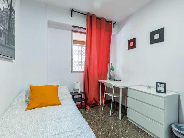 Se alquila habitación en piso de 4 dormitorios en Algirós, Valencia