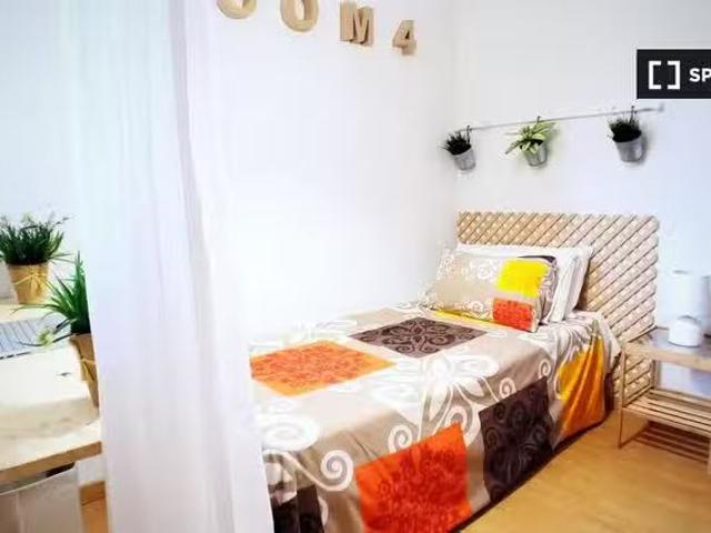 Se alquila habitación en piso de 4 dormitorios en Aluche, Madrid