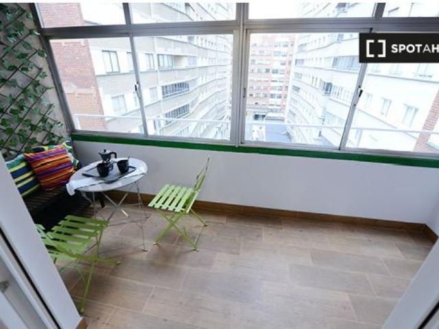 Se alquila habitación en piso de 4 dormitorios en Ametzola