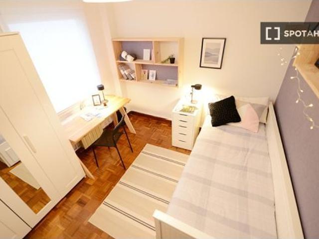Se alquila habitación en piso de 4 dormitorios en Ametzola