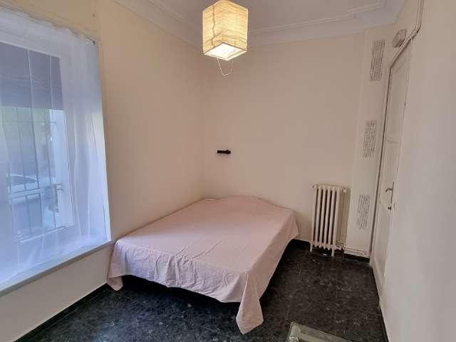 Se alquila habitación en piso de 4 dormitorios en Argüelles, Madrid