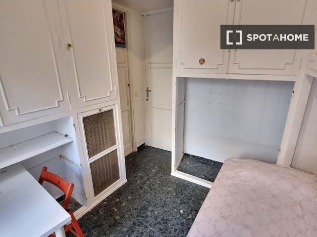 Se alquila habitación en piso de 4 dormitorios en Argüelles, Madrid