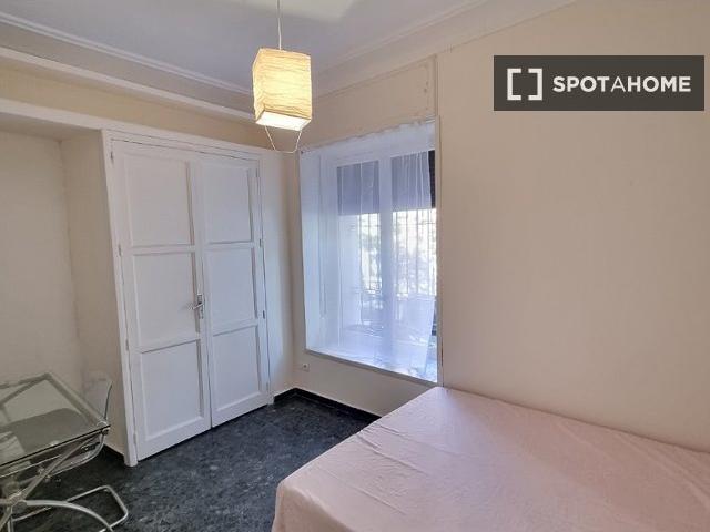 Se alquila habitación en piso de 4 dormitorios en Argüelles, Madrid