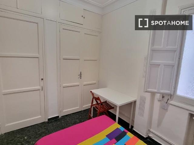 Se alquila habitación en piso de 4 dormitorios en Argüelles, Madrid