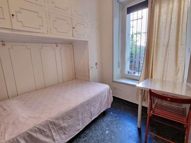 Se alquila habitación en piso de 4 dormitorios en Argüelles, Madrid