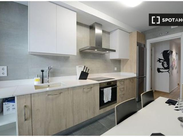 Se alquila habitación en piso de 4 dormitorios en Basurto, Bilbao