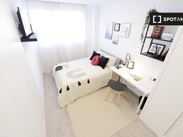 Se alquila habitación en piso de 4 dormitorios en Basurto, Bilbao