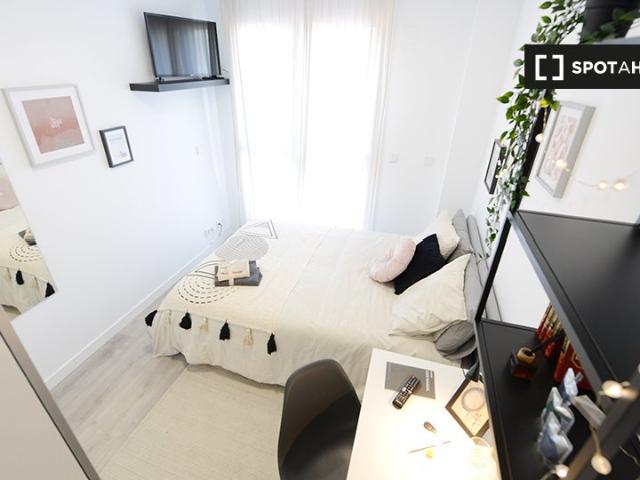 Se alquila habitación en piso de 4 dormitorios en Basurto, Bilbao